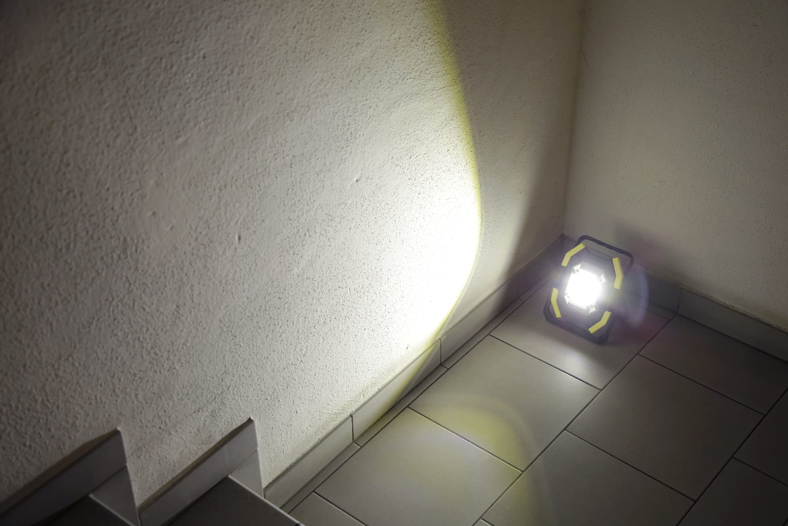 KERBL works WorkFire Pro 30W LED-Akkustrahler mit Powerbank