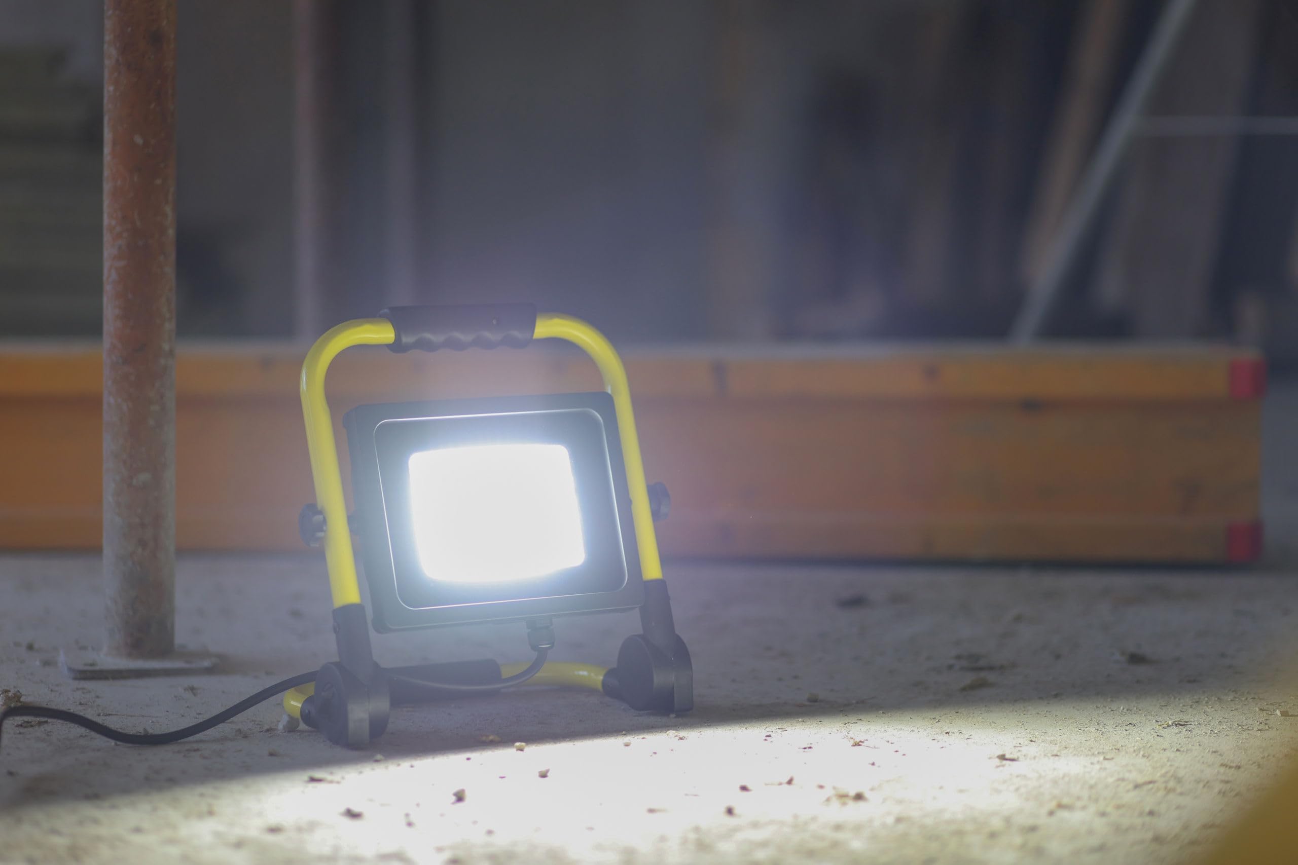 KERBL works WorkFire 7000 LED-Baustrahler 70 W mit Gestell